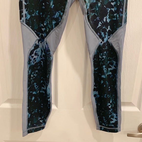 Lululemon Running In The City Teal Pattern Mesh Tight Leggings - Picture 6 of 16